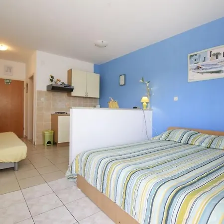 Apartamento Studio In Rogoznica With Balcony, Air Conditioning, Wi-fi