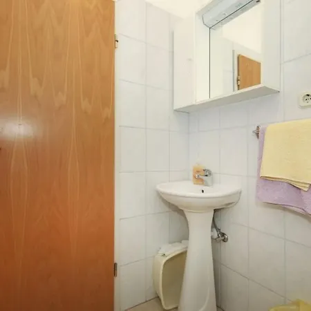 Apartamento Studio In Rogoznica With Balcony, Air Conditioning, Wi-fi